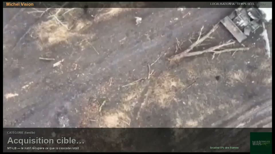 Sol labouré vu du ciel, branches et traces de chenilles, aucun véhicule encadré.