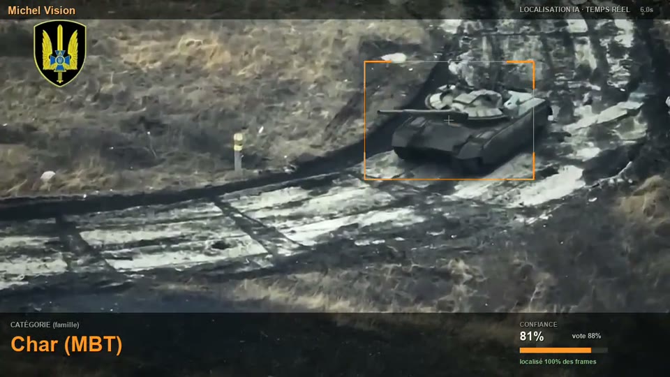 Char isolé dans un champ brûlé, encadré en ambre par le HUD, catégorie « Char (MBT) ».
