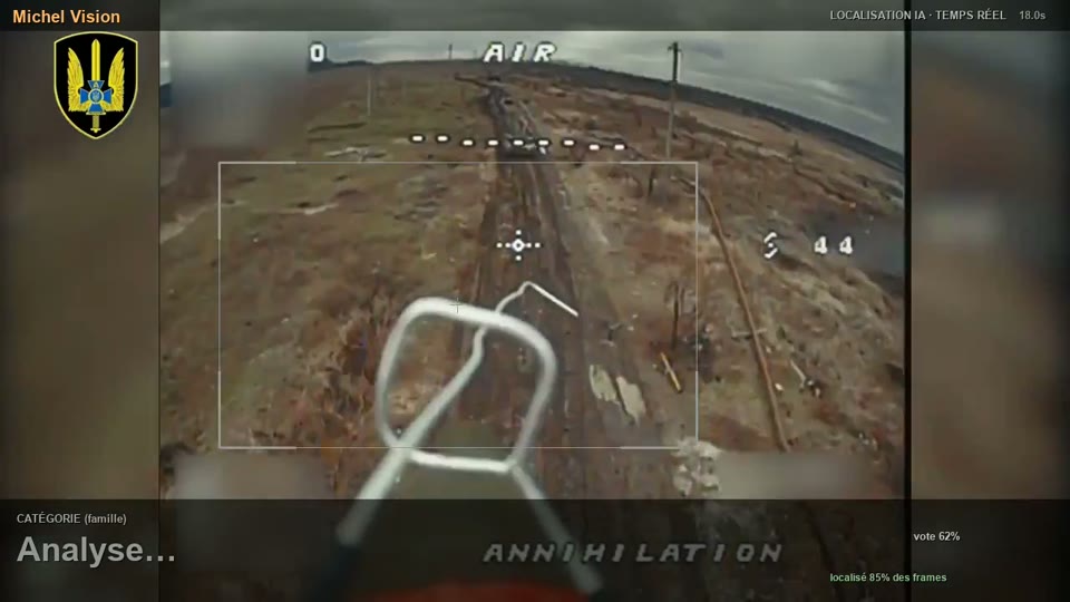 Vue FPV en approche, les bras du drone dans le champ. La boîte de détection est grise et le bandeau affiche « Analyse… » à la place d'une famille.