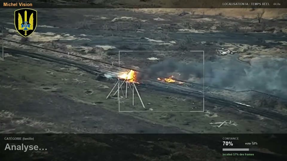 Vue large d'un impact, flammes et fumée sur une piste. La boîte de détection reste grise, le bandeau affiche « Analyse… ».